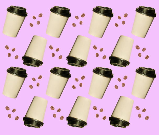 Café para llevar con frijoles, patrón regular hecho de fotografía. Vasos de papel Kraft con tapas negras. Concepto de estilo de vida
. - Foto, Imagen