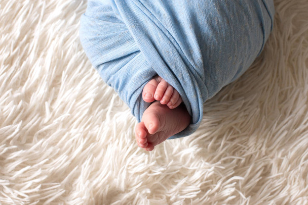 voeten van de pasgeboren baby, vingers op de voet, maternale verzorging, liefde en familie knuffels, tederheid - Foto, afbeelding