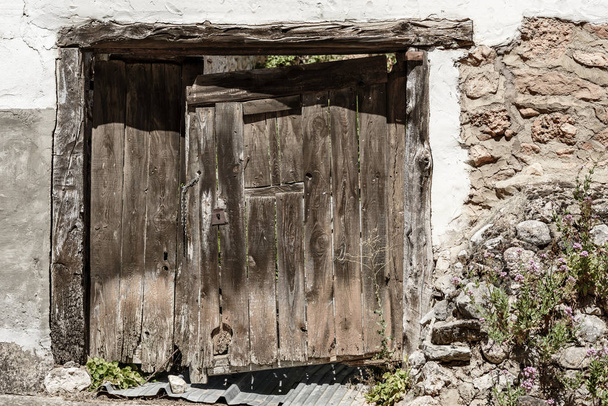 porta in legno di una vecchia casa rustica
 - Foto, immagini