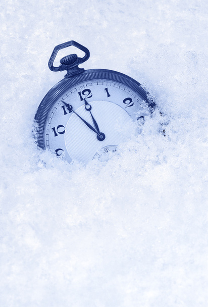 Zegarek kieszonkowy w śniegu, kartkę z życzeniami szczęśliwego nowego roku - Zdjęcie, obraz
