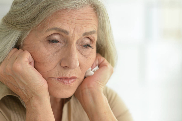 Close up portrait of sad senior woman - Foto, afbeelding