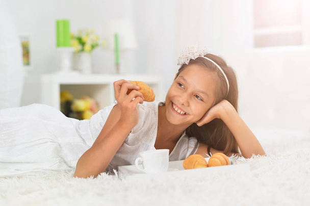 Emotional little girl  with breakfast  at home  on bed  - Foto, Imagen