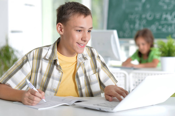 Junge benutzt modernen Laptop zu Hause - Foto, Bild