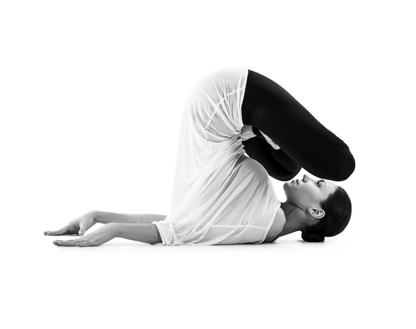 jonge vrouw doet yoga oefening. - Foto, afbeelding