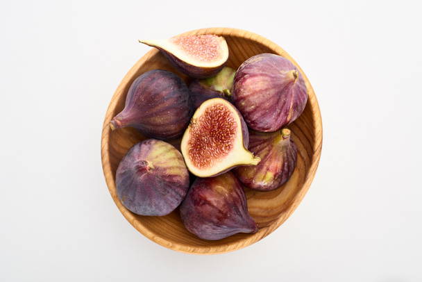 vista superior de figos deliciosos maduros em tigela de madeira no fundo branco
 - Foto, Imagem