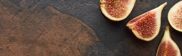 панорамный снимок спелых срезанных вкусных инжиров на каменном фоне
 - Фото, изображение
