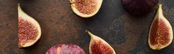 panoramic shot of ripe whole and cut fresh figs on stone textured background - Foto, Imagem