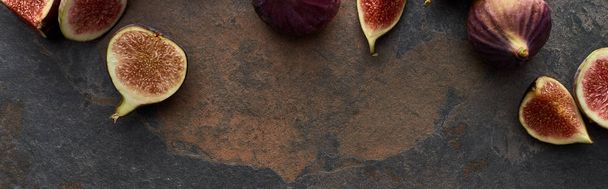 panoramic shot of ripe fresh whole and cut figs on stone textured background - Foto, imagen