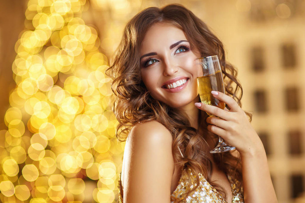 Portrait a beautiful glamour woman with champagne, holiday glowing background - Foto, Bild