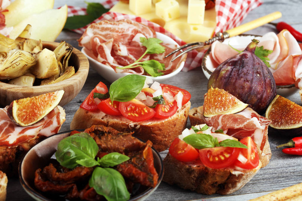 Conjunto de aperitivos de vino antipasti italiano. Variedad de queso, Mediterráneo
 - Foto, imagen