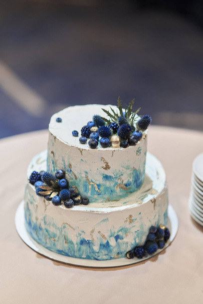 Bolo de casamento com bagas azuis. Bolo elegante decorado com mirtilos
 - Foto, Imagem