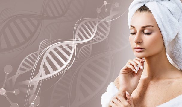Αισθησιακό γυναίκα με μπουρνούζι μεταξύ των αλυσίδων DNA. - Φωτογραφία, εικόνα