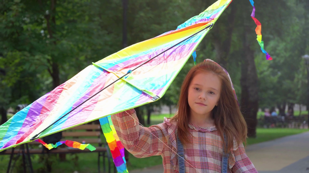 schattig kind wandelen met Rainbow Kite in Park - Video
