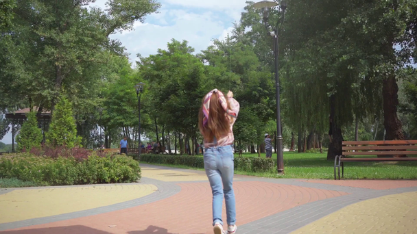 imádnivaló gyermek fut kite a parkban - Felvétel, videó