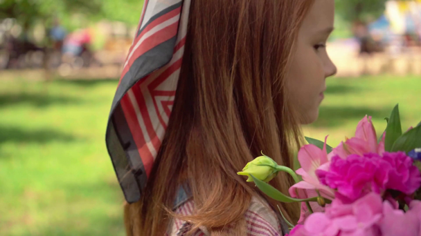 Aranyos Redhead gyermek egy csokor Park séta - Felvétel, videó