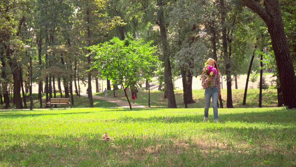 leuk kind wandelen met bloemen in Green Sunnypark - Video