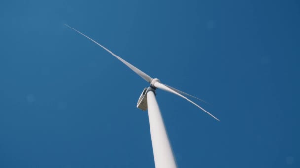青空に対する白い風力エネルギータワーミル。グリーン、クリーン、再生可能エネルギー - 映像、動画