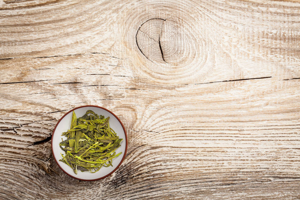 Зеленый чай на старом деревянном столе
 - Фото, изображение