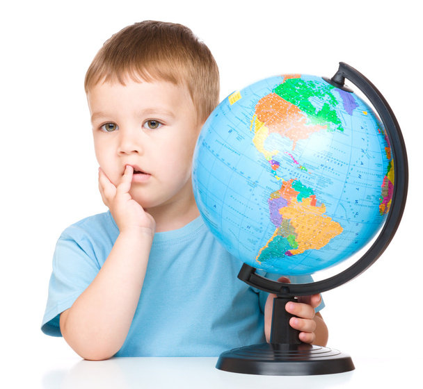 Little boy with a globe - Foto, afbeelding