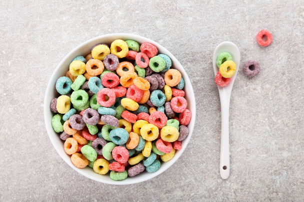 Colorful corn rings in bowl on grey background - Фото, зображення