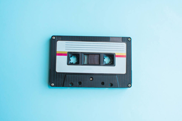Retro tape cassette op blauwe en roze achtergrond. zachte focus. - Foto, afbeelding