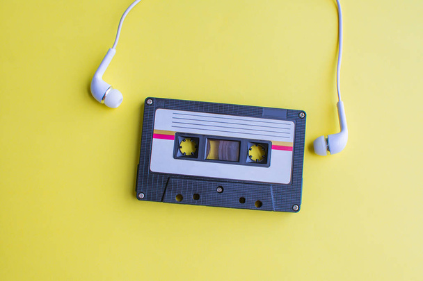 Retro tape cassette op gele achtergrond. zachte focus. - Foto, afbeelding