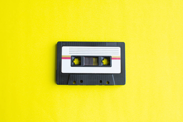 sarı arka plan üzerinde teyp kaset retro. yumuşak odak. - Fotoğraf, Görsel