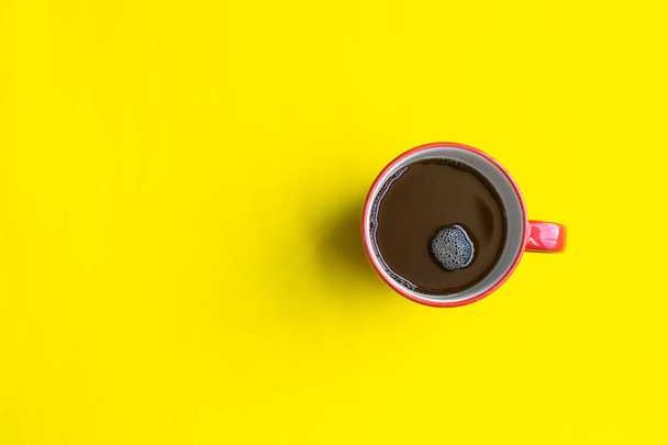 Tasse Kaffee auf gelbem Hintergrund. Weicher Fokus. - Foto, Bild