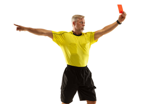 Διαιτητής ποδοσφαίρου που δείχνει μια κόκκινη κάρτα σε έναν δυσαρεστημένο παίκτη που απομονώνεται σε λευκό φόντο - Φωτογραφία, εικόνα