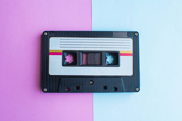 Retro tape cassette op blauwe en roze achtergrond. zachte focus. - Foto, afbeelding