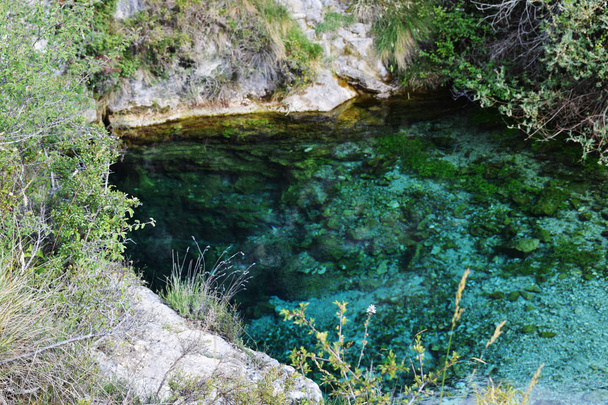 Kireçtaşı dağları arasında mavi ve kristal berraklığında su gölü. - Fotoğraf, Görsel