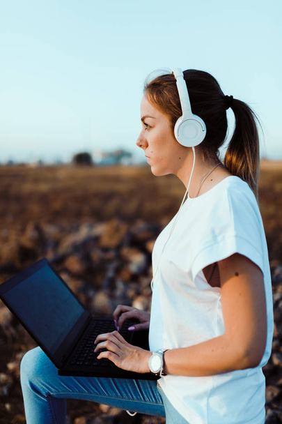 Молодая женщина с ноутбуком прослушивала внешние коммуникации - Фото, изображение