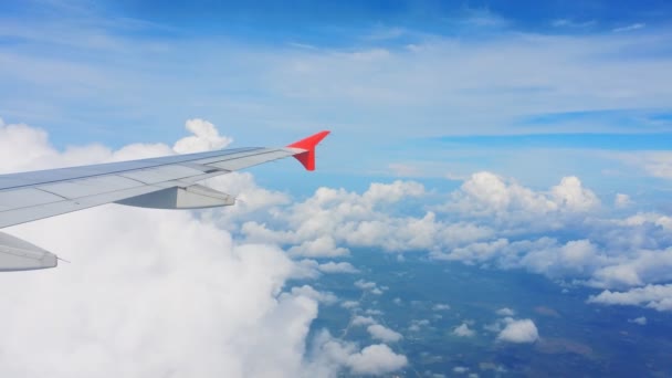 Letadlo křídlo a obloha pohled z okna na mraku - Záběry, video