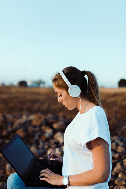 Молода жінка з ноутбуком слухала зовнішні комунікації
 - Фото, зображення
