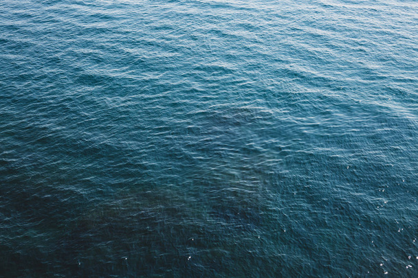 крупним планом водна поверхня хвилі на озері
 - Фото, зображення