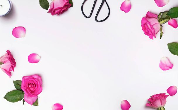 Frame with beautiful pink roses and petals on the white background, - Foto, Imagem