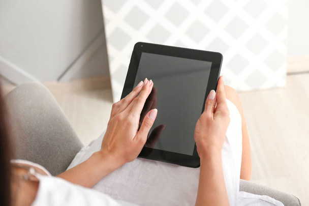 mulher jovem com computador tablet em casa - Foto, Imagem