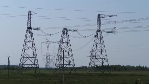 Tornyok a villamosenergia-vezetékek. Sok kábelt az égre. 4k lassú Mo - Felvétel, videó