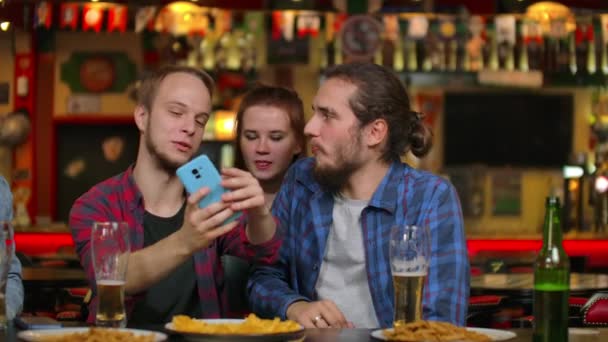 Dans le bar ou le restaurant L'homme hispanique prend selfie d'elle-même et ses meilleurs amis. Groupe Beaux jeunes gens dans un établissement élégant
 - Séquence, vidéo