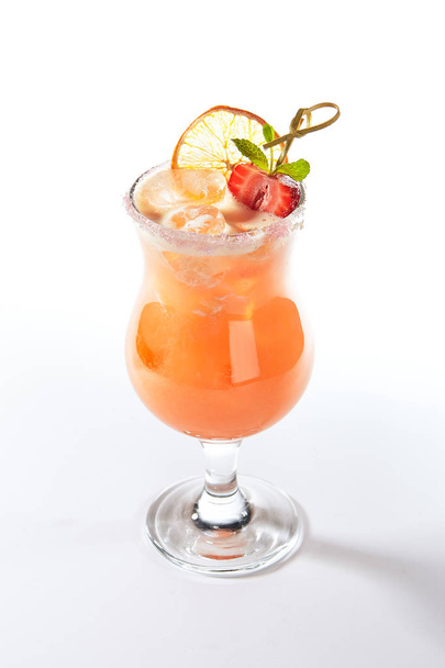 Fresh Iced Citrus Cocktail with Strawberry and Dry Lemon Isolate - Foto, imagen