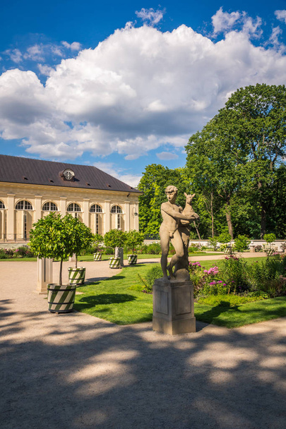Памятник возле оранжереи в парке Лазенки в Варшаве, Польша
 - Фото, изображение