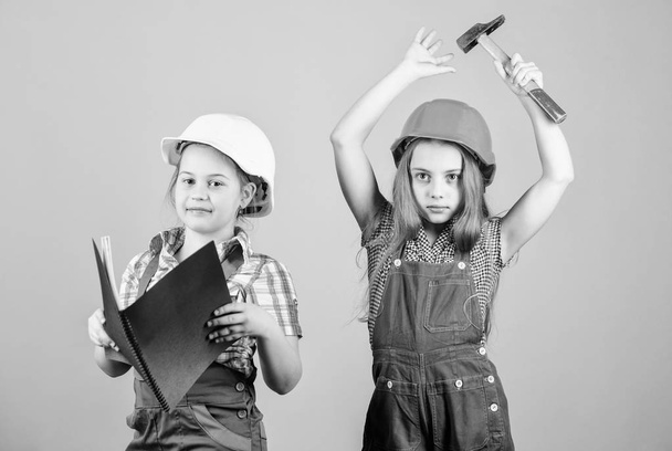 happy children. Future career. small girls repairing together in workshop. Labor day 1 may. Little kids in helmet with tablet and hammer. Foreman inspector. Repair. little girls. working little girls - Foto, Imagem