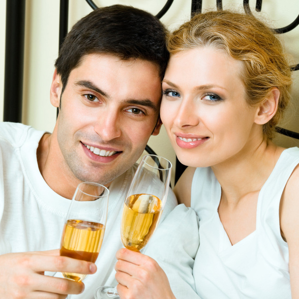 Cheerful couple with champagne - Zdjęcie, obraz