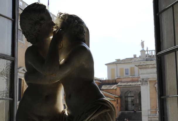 Kuuluisa patsas suudelma välillä Cupid ja Psyche kuuluisassa museossa Roomassa
. - Valokuva, kuva