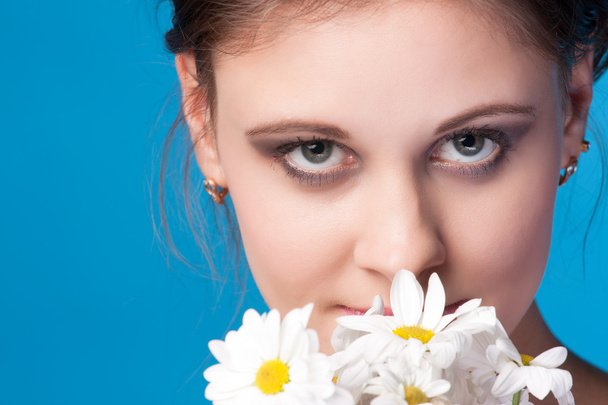 Young brunette with camomile - Fotoğraf, Görsel