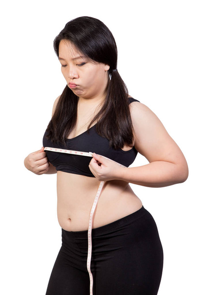 mujer gorda medida cinta métrica en el pecho pensar en la cirugía plástica aislada sobre fondo blanco
 - Foto, Imagen
