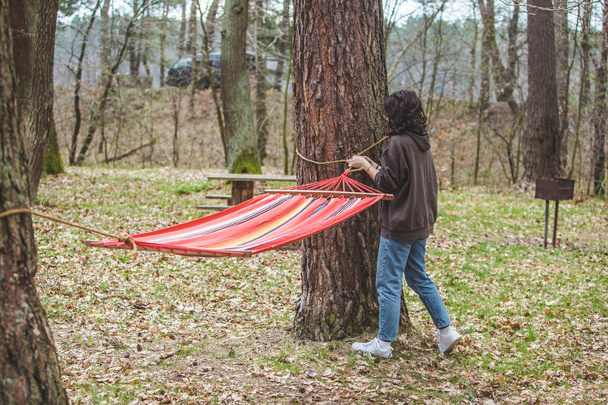 donna lega su amaca nella foresta
 - Foto, immagini
