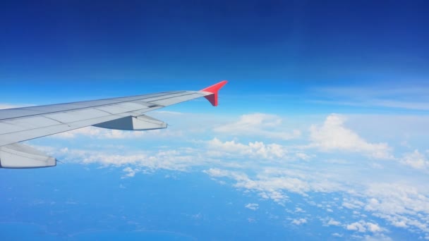 Repülőgép szárny és az égre néző ablakból a felhő - Felvétel, videó