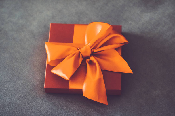 Caja de regalo naranja de lujo vintage con cinta de seda y lazo
, - Foto, Imagen