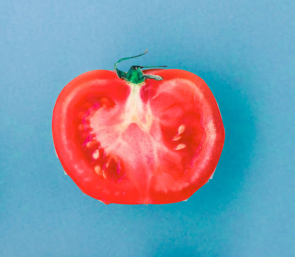 Verse rijpe rode tomaten op blauwe achtergrond, biologisch plantaardige fo - Foto, afbeelding